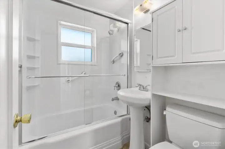 Main floor full bathroom