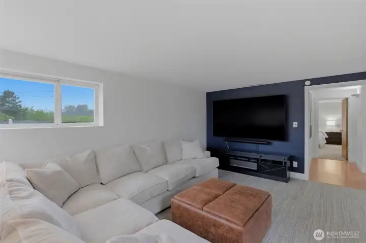 Room also has closet so could be 4th bedroom