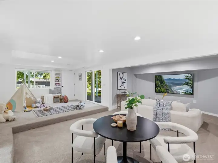Multi purpose bonus room with access to the backyard