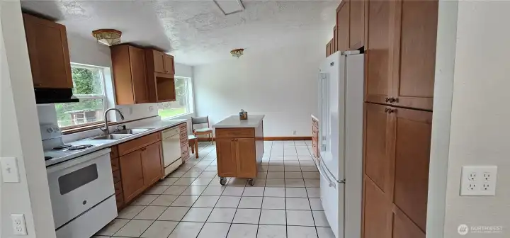 Kitchen w/rolling island