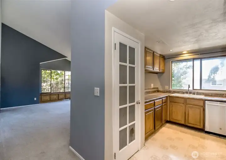 Large pantry & kitchen area! Large pantry & kitchen area!