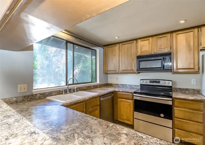 Open kitchen w/lots of cupboard & cabinets! Open kitchen w/lots of cupboard & cabinets!