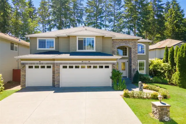 Front of home with spacious driveway.