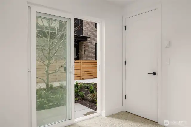 Access to the neighborhood courtyard