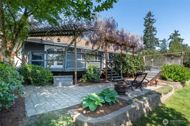 Patio, large deck, fully fenced, can you ask for more?