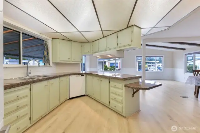 Great storage capacity in the kitchen as well.