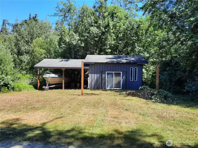 20'x20' Garage/Shop and Attached 2 Car Carport