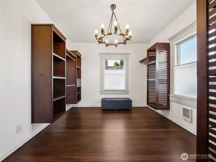 Grande walk-in closet attached to the primary bedroom, and has seperate hall entrance.