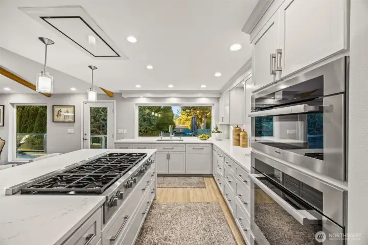 So much storage and counter space you can prepare stylish meals for an army.