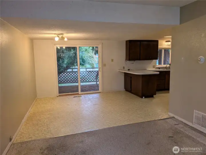 Looking from the living rm to the dining & kitchen area. #2111 5th St SW, Puyllup, WA 98371