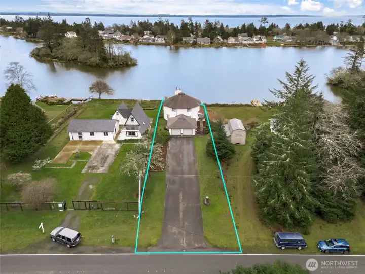 Spacious driveway with plenty of parking space