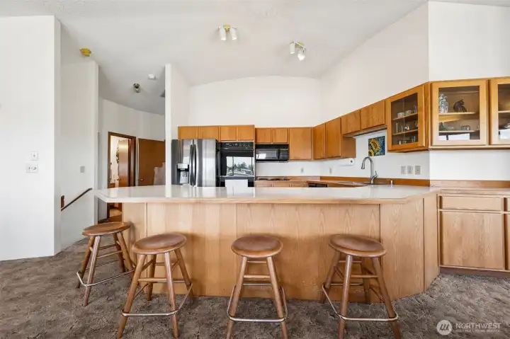 Breakfast bar with lots of seating.