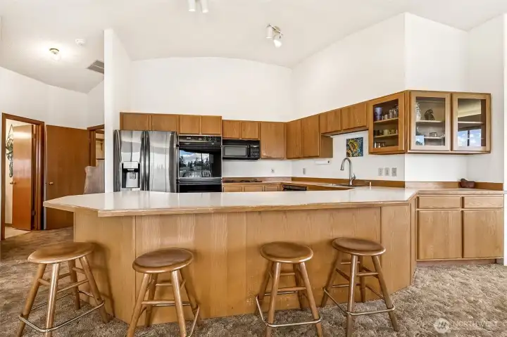 Penisula offers extra seating off the kitchen