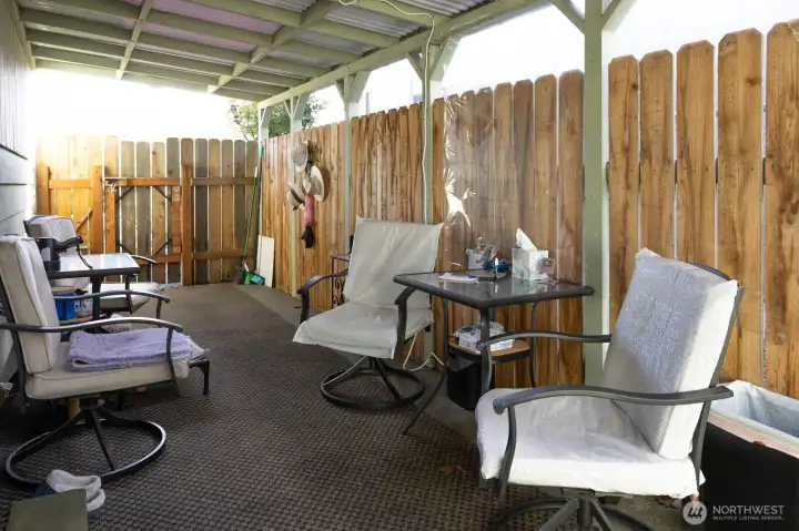 patio furnishings included