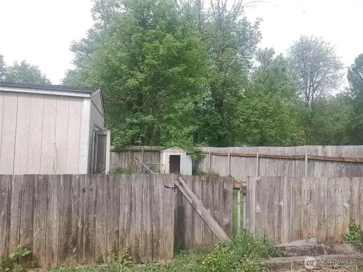 Second shed with Fencing, potential animal kennel. Second shed with Fencing, potential animal kennel.