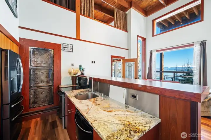 The kitchen on the lower level is fully applianced, and also has the amazing views!