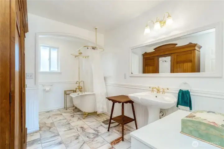 Primary Bathroom en-suite on the Main Floor