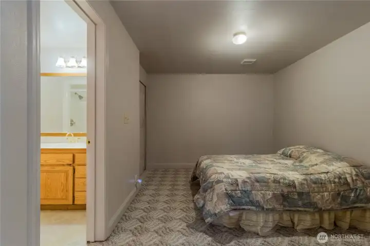 Downstairs Fourth Bedroom en-suite