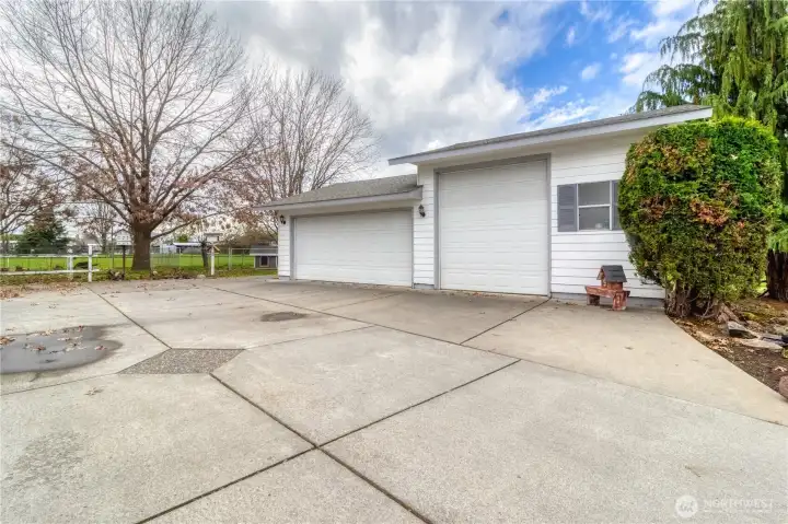 Detached garage & Shop