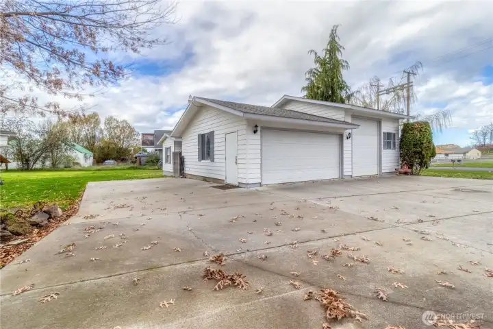 Detached Garage & Shop