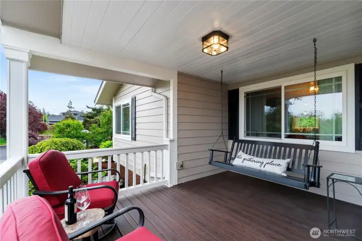 Covered deck w/porch swing