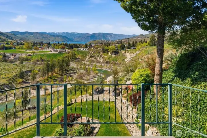 NW facing views of the River, Lake and Cascades