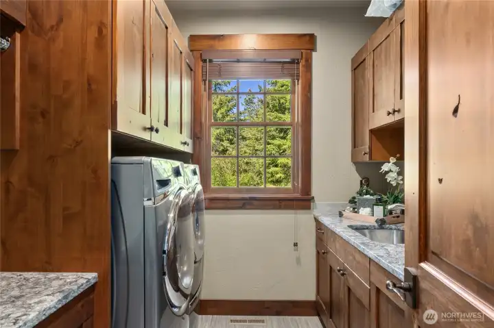 Laundy room with lots of storage