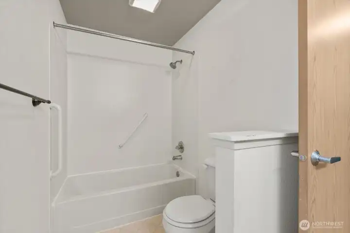 Tub/shower combination balances function and comfort.