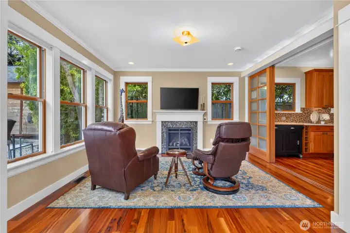 Sitting area (off kitchen) - or can be turned into a dining area (with glass door/separators)