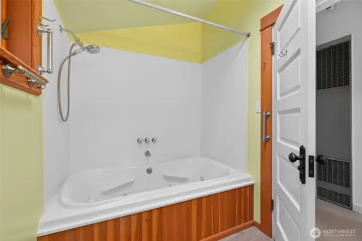 Upstairs bathroom (with soaker/jetted tub