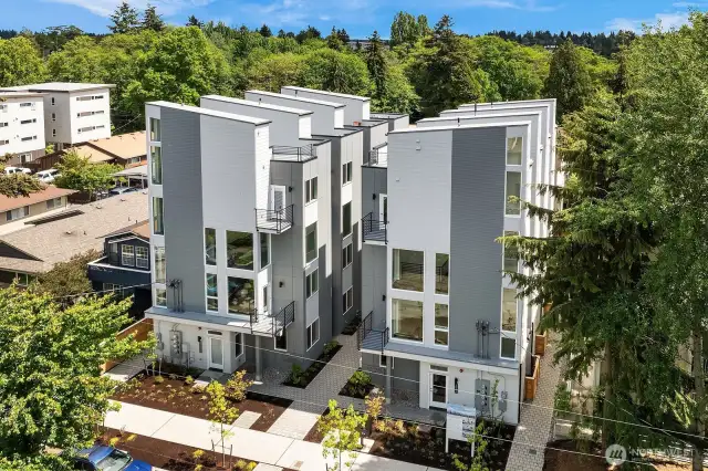 The home’s modern exterior boasts clean lines and expansive windows, allowing an abundance of natural light to fill every room, highlighting the seamless blend of architecture and environment.