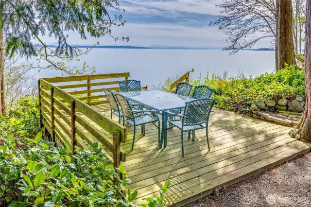 You can have waterfront dining anytime you want if you lived here!