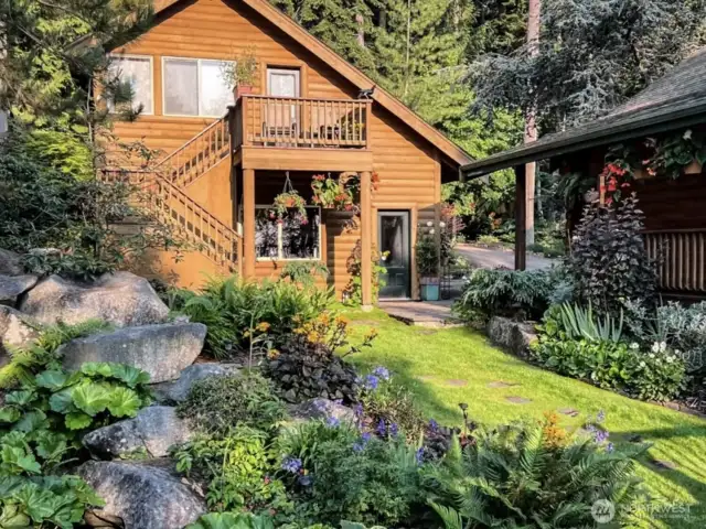 Lush gardens in bloom!