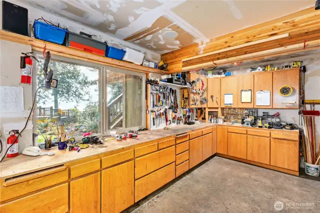 Inside the 3-car garage is the fabulous shop with water and mountain views. Sweeeet!