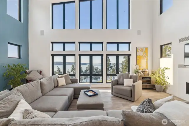 Expansive windows for phenomenal water view