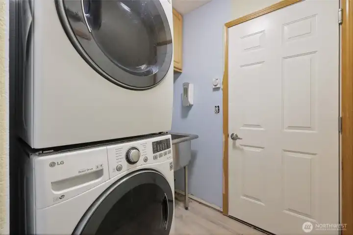 Utility room with wash sink.