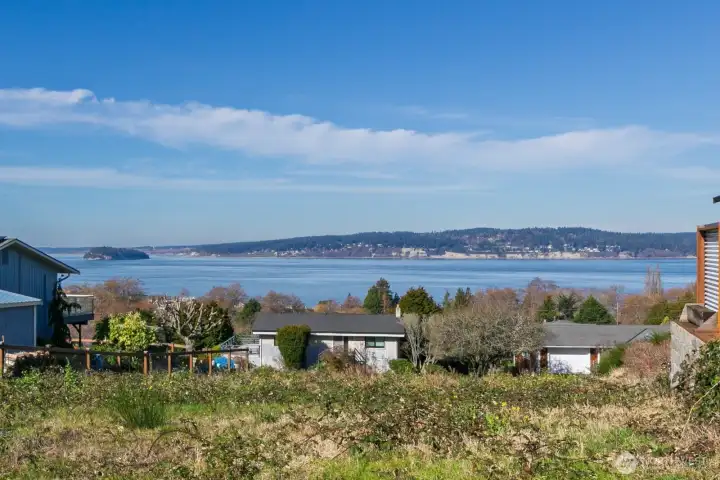 Can you visualize the gorgeous sunsets? The homes below are height restricted to protect your view.