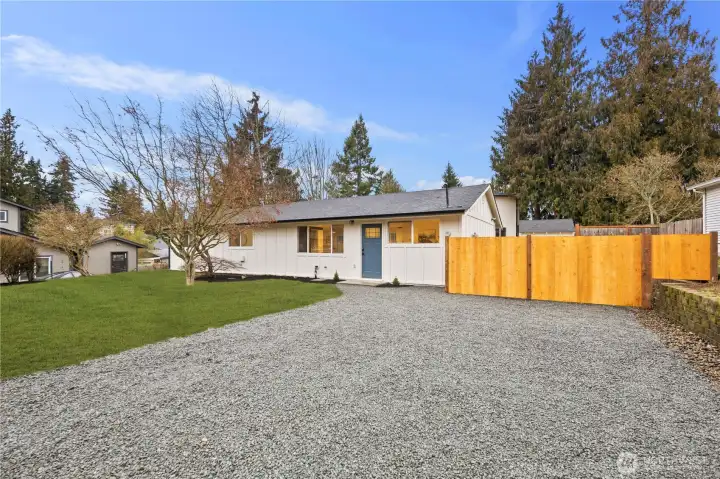 Welcome to this stunning rambler in Bonney Lake!