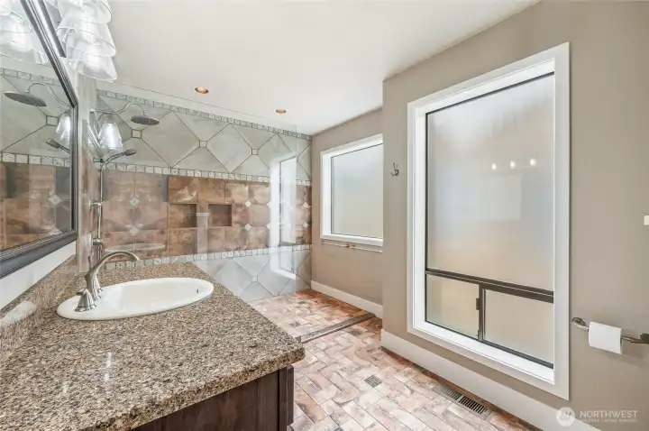 Primary bath w/heated floors