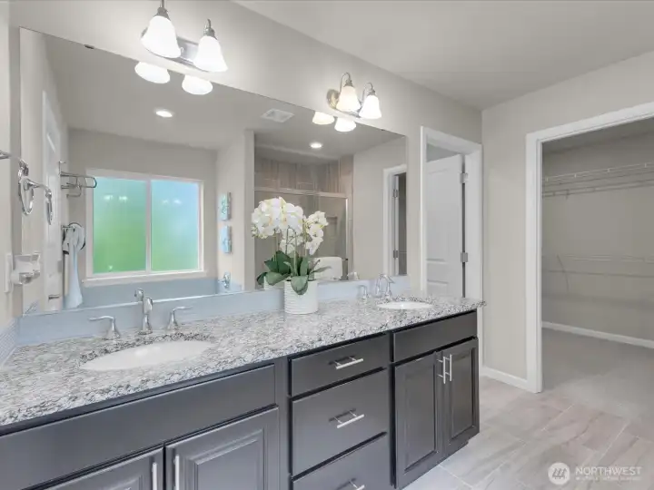 Master bath with walkin closet