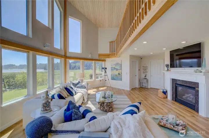 HIGH VAULTED CEILINGS IN LIVING ROOM WITH THE UPSTAIRS SITTING ROOM JUST OVERHEAD