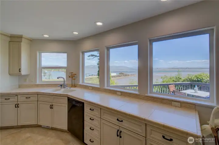 THERE IS NO REASON TO LOOK AROUND IN THE KITCHEN TO BE ADORNED BY THE BAY VIEW, IT IS ALL AROUND YOU.