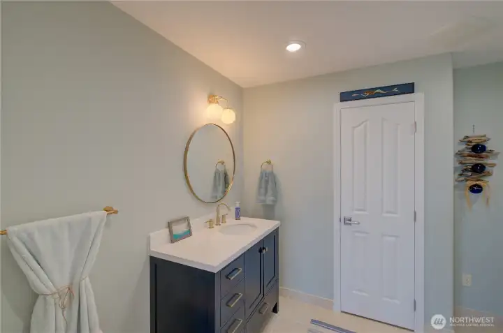MAIN BATHROOM JUST OFF THE ENTRYWAY.