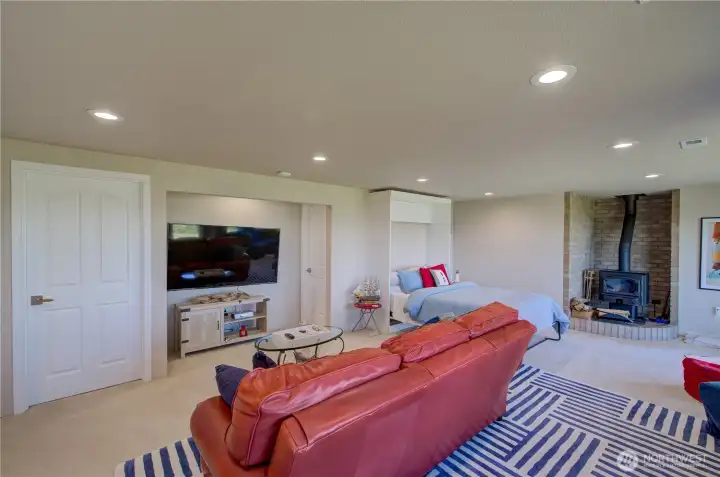 ENTERTAINING AREA DOWNSTAIRS WITH  PRIVATE BATHROOM