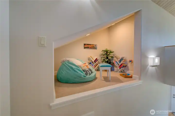 SMALL ALCOVE, READING AREA, PLAY AREA OR JUST SOMETHING FOR YOUR IMAGINATION JUST OF THE STAIRS AT THE TOP OF THE LANDING.