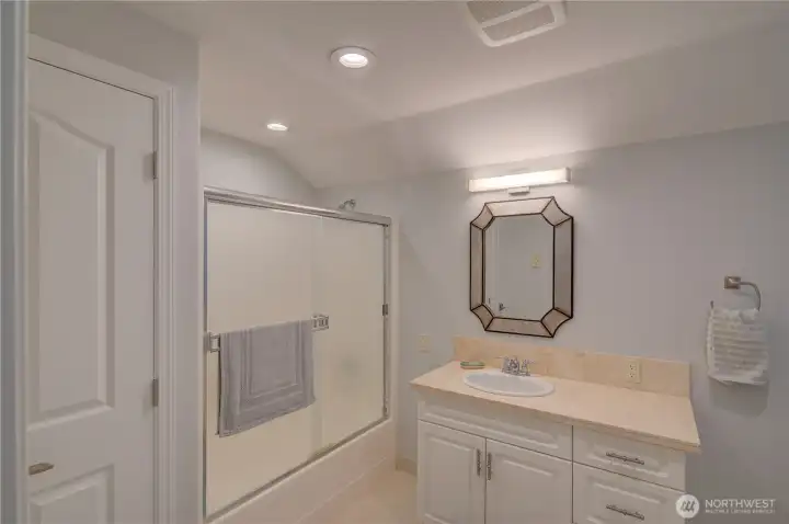 BATHROOM UPSTAIRS