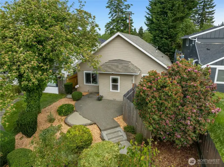 Welcome to this one-level home in West Seattle, perched up off the street with vaulted ceilings in a modern build (2003), open concept main spaces, easy to maintain and a 2 car garage out back! Welcome to this one-level home in West Seattle, perched up off the street with vaulted ceilings in a modern build (2003), open concept main spaces, easy to maintain and a 2 car garage out back!