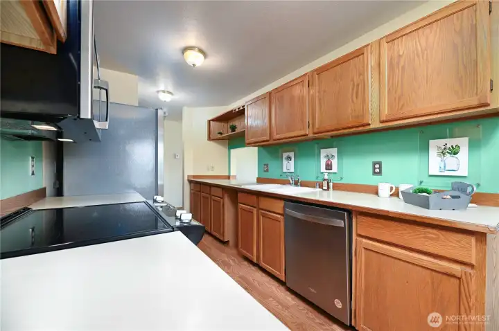 Great kitchen with passthrough to the living room dining room. Great kitchen with passthrough to the living room dining room.