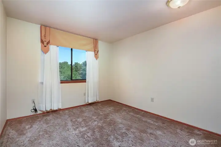 Additional bedroom. Additional bedroom.