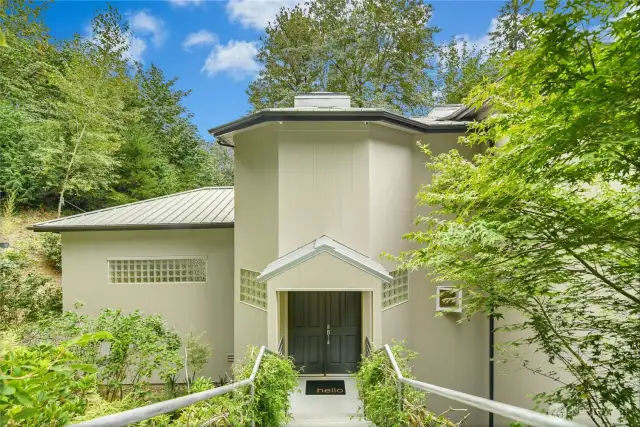 Welcome to your dream home in the heart of Mirrormont!